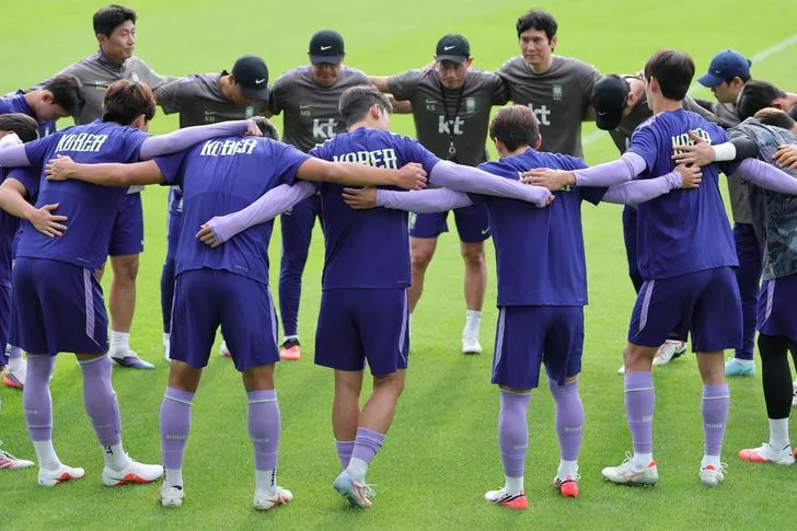 Các tuyển thủ Hàn Quốc trước buổi tập tại Korea Football Park ngày 1-9. Ảnh: Yonhap