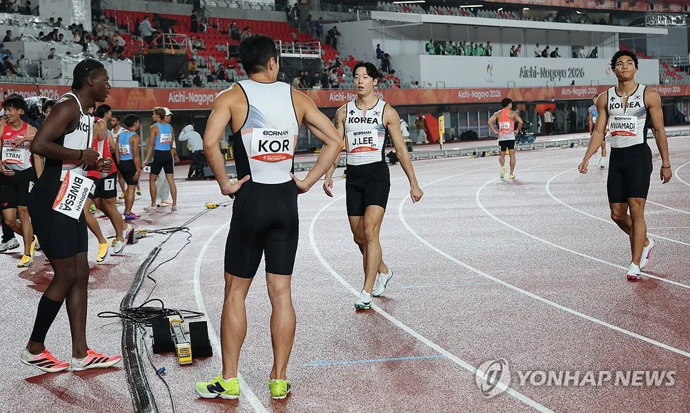 Hàn Quốc rời đường chạy ở vòng loại nội dung tiếp sức nam 4x100m. Ảnh: Yonhap