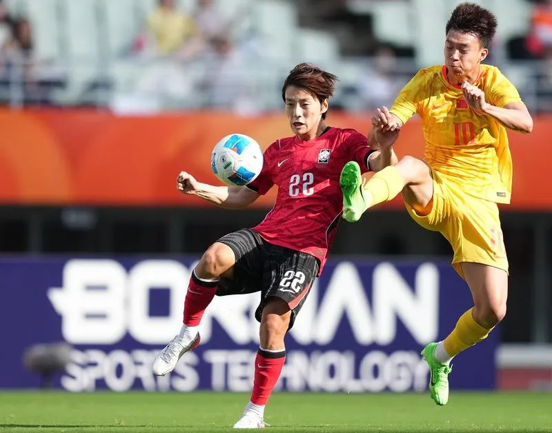 U23 Hàn Quốc (trái) ngược dòng đánh bại U23 Trung Quốc vào chung kết ASIAD 20. Ảnh: THX