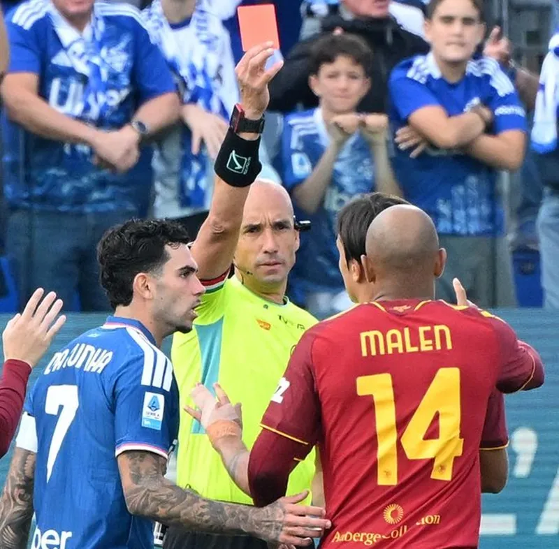 Roma gặp khó khi tiền đạo Donyell Malen bị truất quyền thi đấu. Ảnh: THX