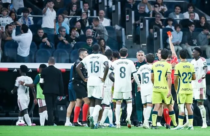 Thẻ đỏ khiến Vinicius Junior phải nhận án treo giò 4 trận La Liga. Ảnh: THX