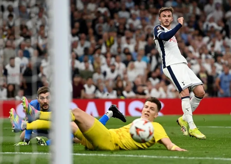 James Maddison giúp Tottenham thắng trận đầu tiên tại Ngoại hạng Anh mùa này. Ảnh: THX