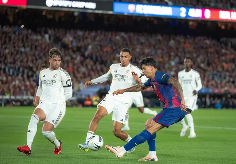 Barcelona và Real Madrid trong trận El Clasico ở mùa giải trước. Ảnh: THX