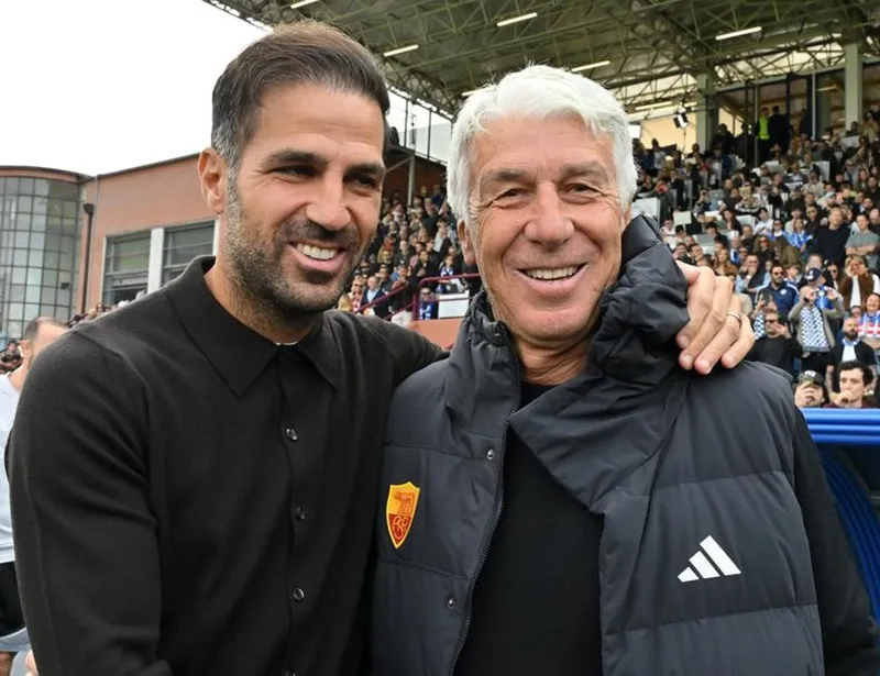 HLV Cesc Fabregas (trái) của Como. Ảnh: THX