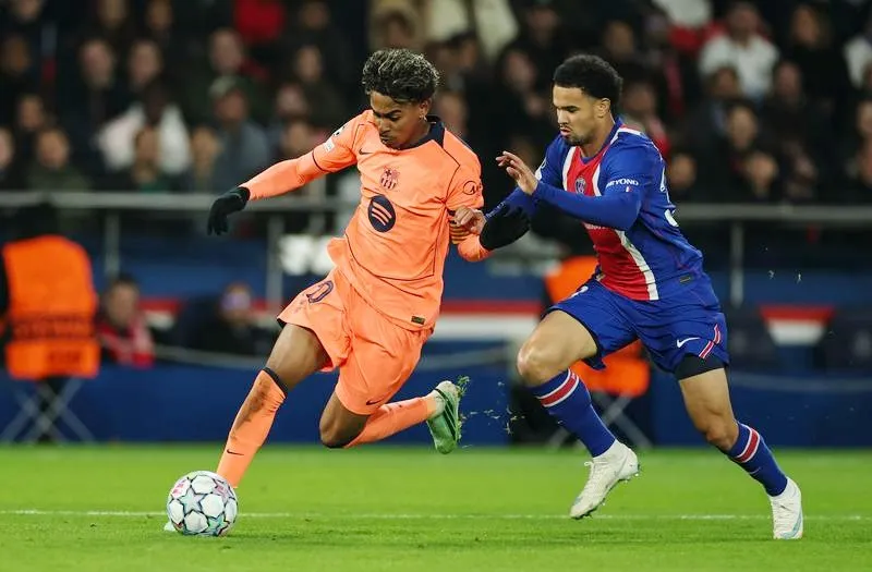 Lamine Yamal (trái) dù xuất sắc nhưng Barcelona vẫn gục ngã phút cuối. Ảnh: THX