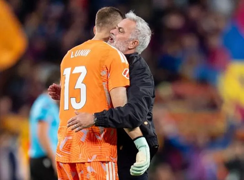 Jose Mourinho trở thành HLV thứ 3 trong lịch sử Real Madrid có chuỗi 6 trận El Clasico liên tiếp bất bại. Ảnh: THX