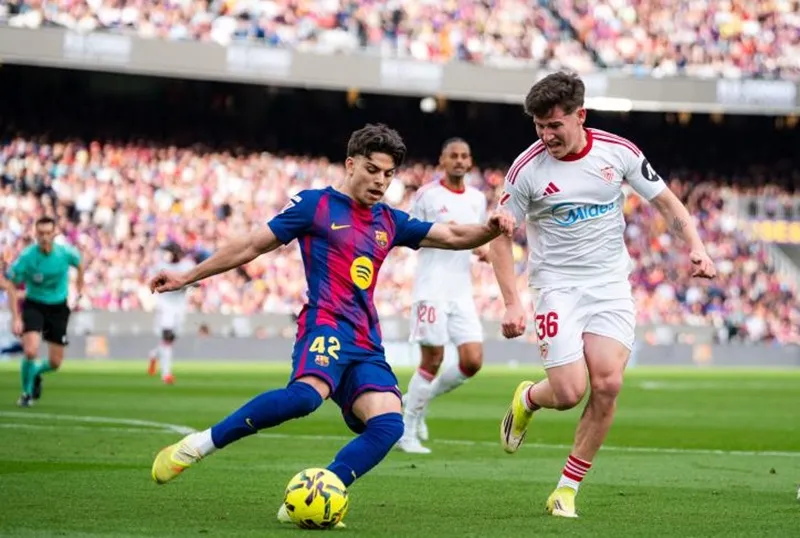 Hậu vệ trẻ Xavi Espart (trái) của Barcelona. Ảnh: THX