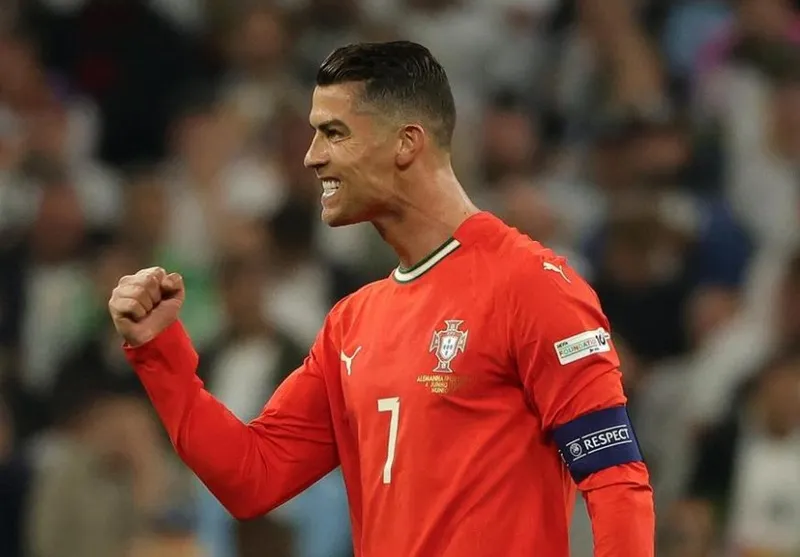 Cristiano Ronaldo thắng giải thưởng Quả bóng vàng xuất sắc nhất mọi thời đại. Ảnh: THX