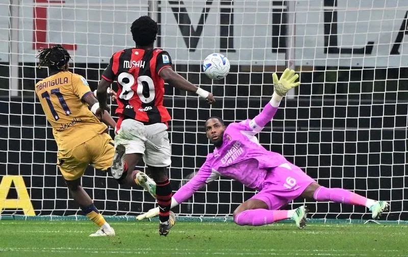 Samuel Mbangula lập hat-trick giúp Bologna đánh bại AC Milan 4-2. Ảnh: THX
