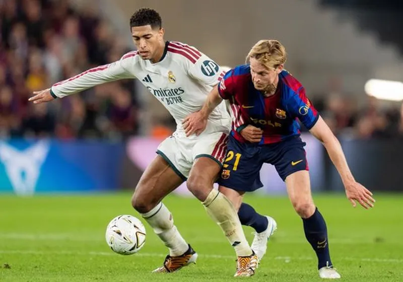Frenkie de Jong (phải) vừa tái xuất trong màu áo Barcelona ở trận gặp Real Madrid. Ảnh: THX