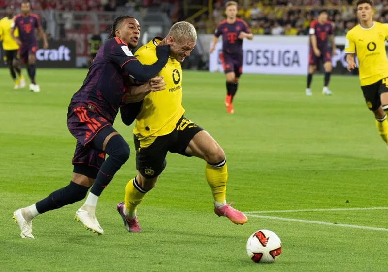 Bayern Munich (trái) đánh bại Borussia Dortmund ở Siêu cúp nước Đức hồi tháng 8. Ảnh: THX