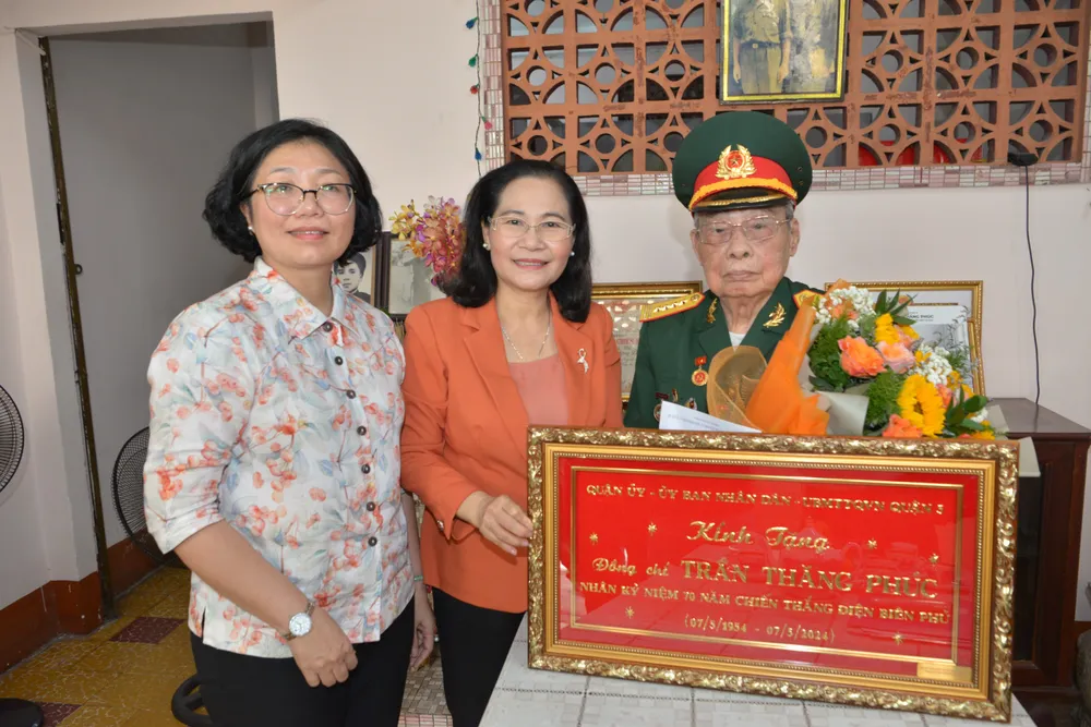 chị lệ tặng bác Phcus.jpg