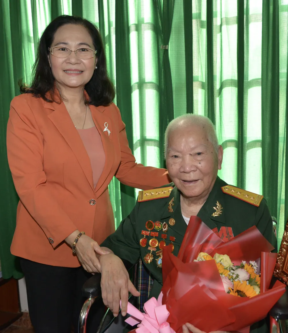 chị Lệ thăm bác Kỷ.jpg