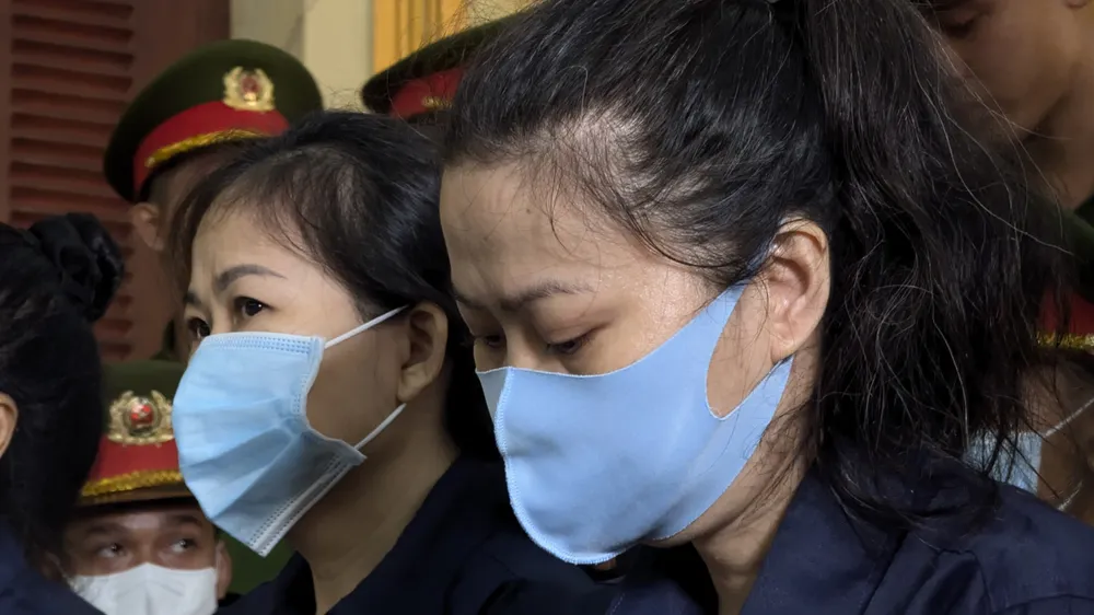 Bị cáo Nguyễn Thị Minh Phụng (bên phải) tại phiên tòa