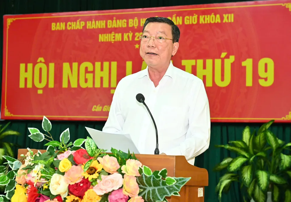 Chủ tịch UBND huyện Cần Giờ Nguyễn Văn Hồng phát biểu tại hội nghị.jpg