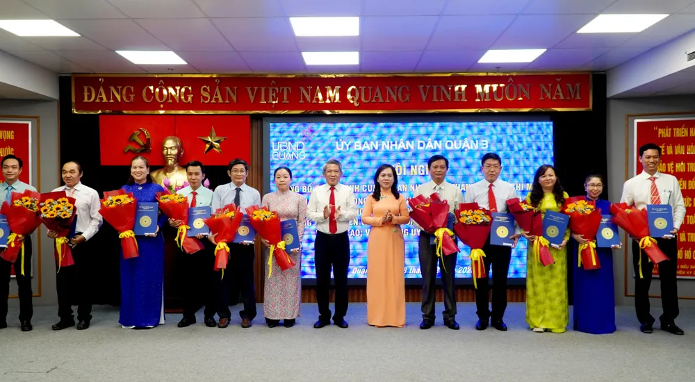 Lãnh đạo quận 3 trao quyết định bổ nhiệm nhân sự giữ chức danh lãnh đạo, quản lý tại các cơ quan chuyên môn mới tổ chức lại