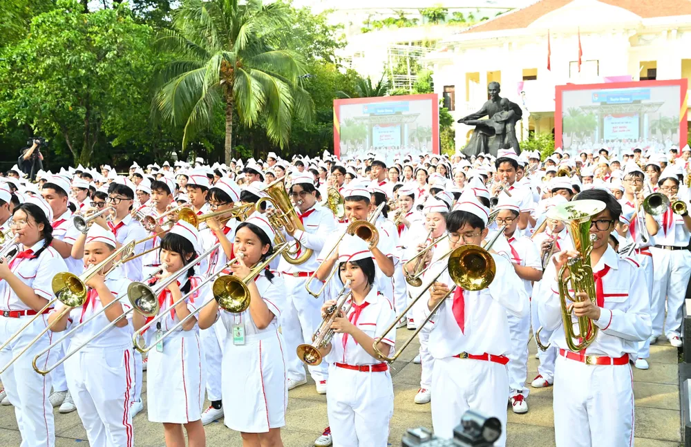 Các em thiếu nhi tham gia đồng diễn nghệ thuật trống kèn với chủ đề “Đất nước trọn niềm vui”. Ảnh: VIỆT DŨNG