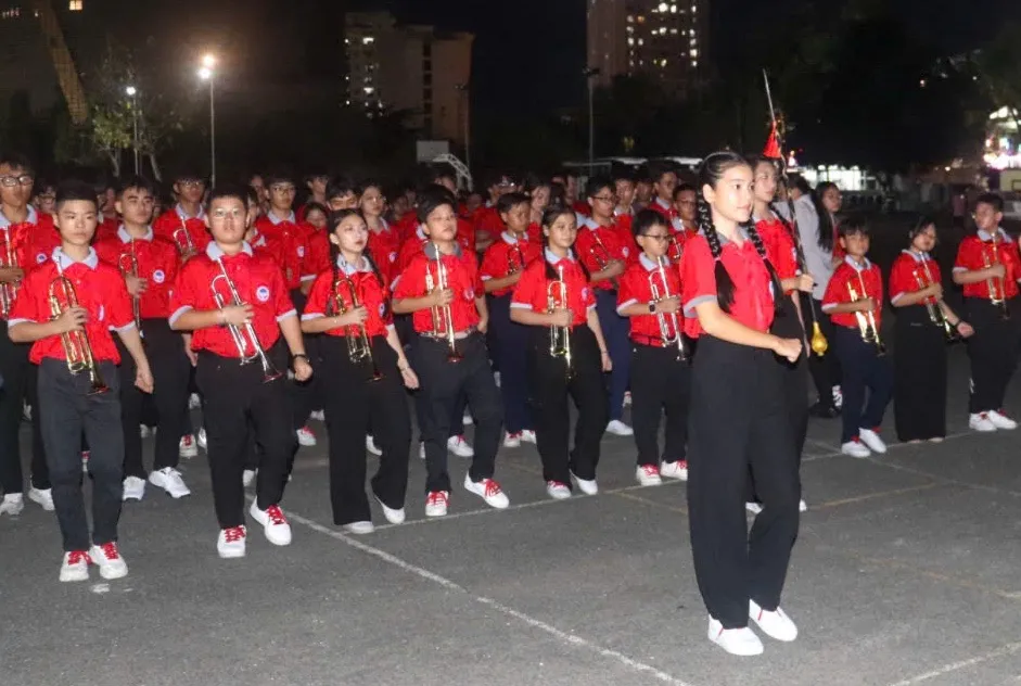 Các em thiếu nhi luyện tập diễu hành. Ảnh: CẨM TUYẾT