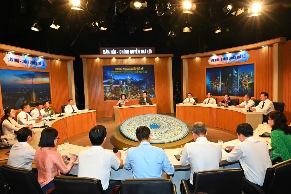 Chương trình Dân hỏi - Chính quyền trả lời tháng 4 với chủ đề “Quản lý và phát triển hệ thống chiếu sáng đô thị”. Ảnh: VIỆT DŨNG