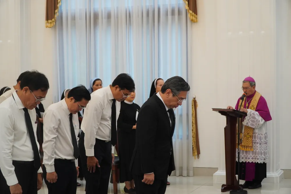 Đoàn đại biểu Thành ủy – HĐND – UBND – Ủy ban MTTQ Việt Nam TPHCM chia buồn sâu sắc trước sự ra đi của Giáo hoàng Francis