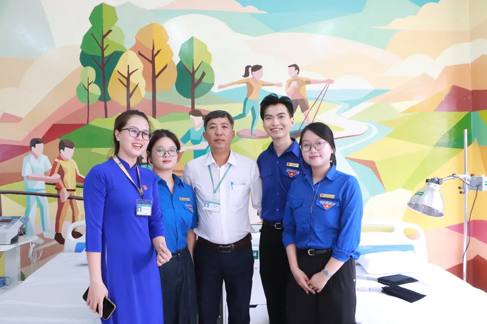 Anh - nên dàn bài - có -Đoàn trường Đại học Mỹ thuật tham gia vẽ, trang trí, tạo nên môi trường sinh hoạt thân thiện, gần gũi cho người khuyết tật.JPG