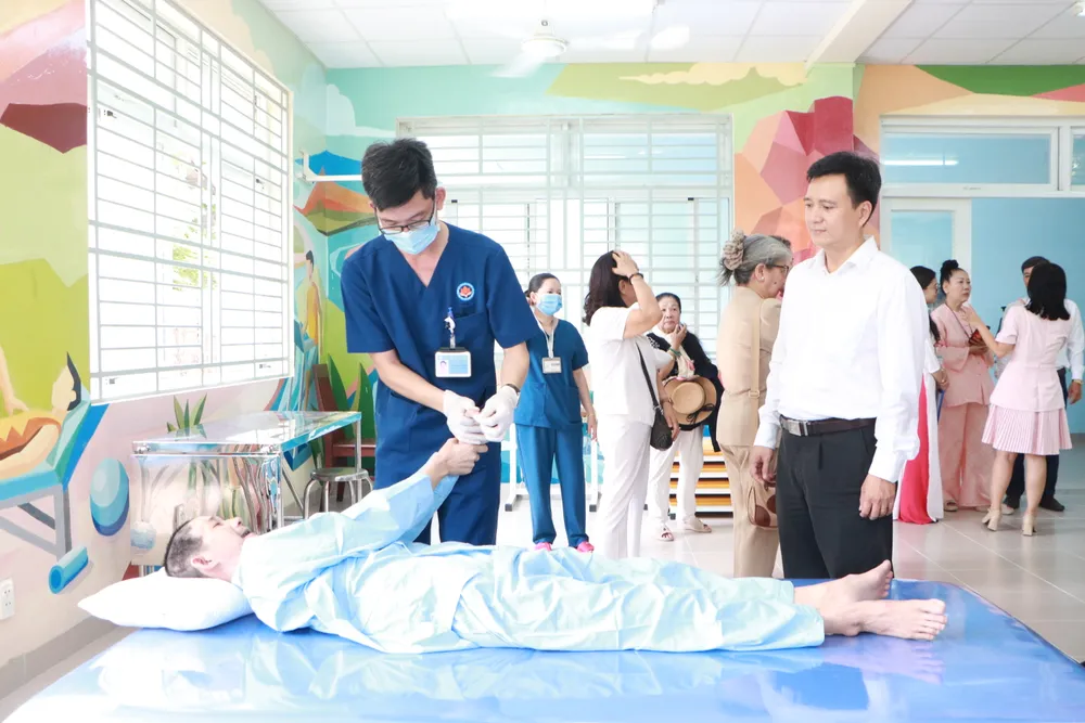 quan trọng - ảnh có lãnh đạo sở y tế là ông Hoàng Anh.JPG