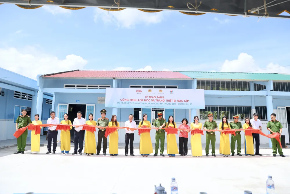 Các đại biểu cắt băng khánh thành Trường Tiểu học Phong Thạnh tại khóm 23, phường Giá Rai