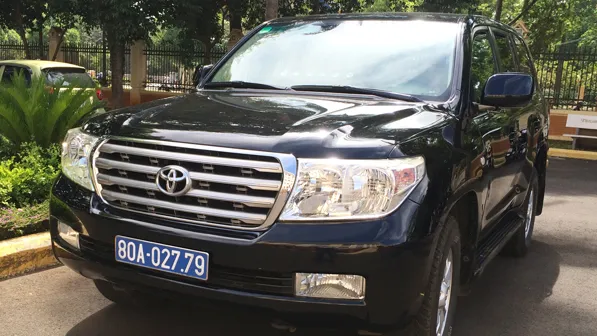 Xe biển xanh 80A-027.79 dùng để đưa đón ông Phạm Ngọc Nghị, Chủ tịch UBND tỉnh Đắk Lắk 