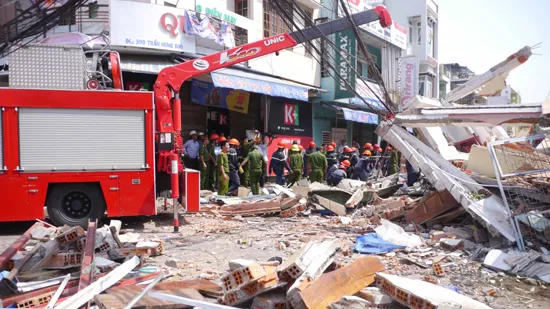  Lực lượng chức năng có mặt tại hiện trường để tìm kiếm nạn nhân bị mắc kẹt trong đống đổ nát