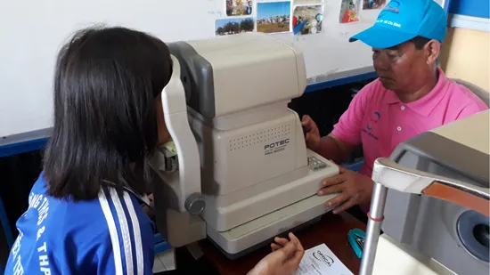 Khám mắt cho học sinh Trường Phổ thông Trung học Đông Thạnh