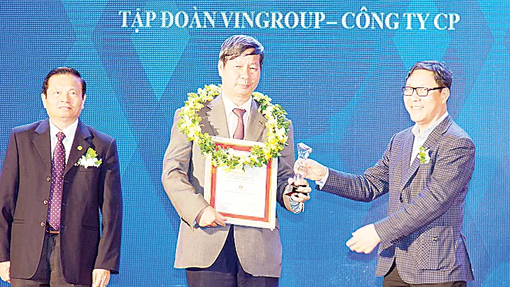  Ông Lê Khắc Hiệp - Phó Chủ tịch Tập đoàn Vingroup (giữa) lên nhận giải thưởng “Top 10 chủ đầu tư bất động sản uy tín nhất Việt Nam năm 2017”