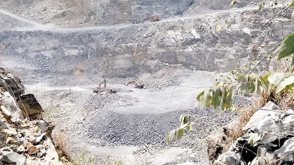 Hiện trường khai thác ở cụm mỏ đá Dĩ An  