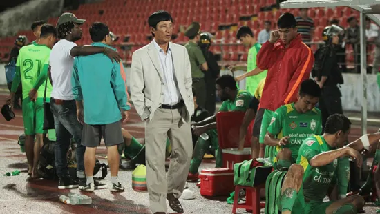  HLV Quang Bảo đã đề xuất quyết định tăng thêm viện quân trong giai đoạn lượt về.