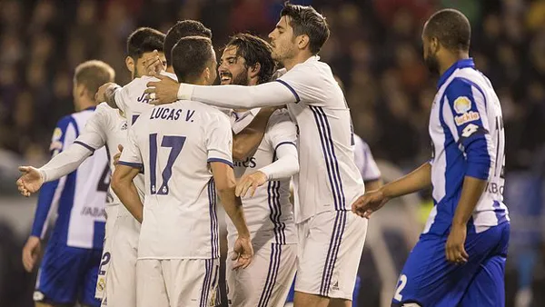 Các cầu thủ Real Madrid mừng chiến thắng trên sân Riazor của Deportivo La Coruna. Ảnh: Dailymail