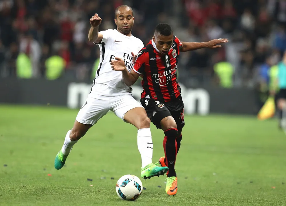 PSG (trái) để thua Nice trong trận cầu quan trọng.