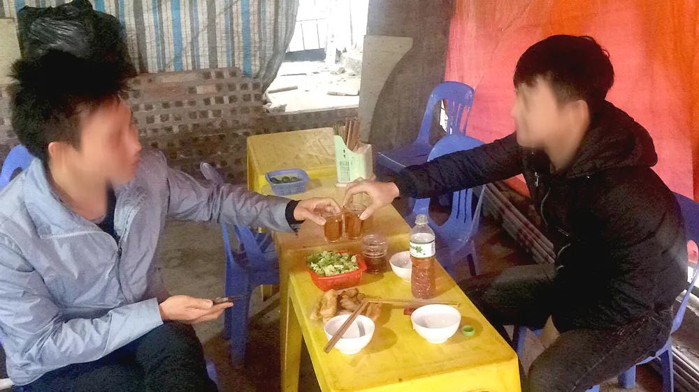Nam thanh niên vẫn vô tư sử dụng rượu không có nguồn gốc  	Ảnh: ĐẠI VIỆT
