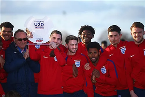 HLV Paul Simpson (trái) và các học trò giành chức vô địch tại giải giao hữu vừa qua. Ảnh: T.L