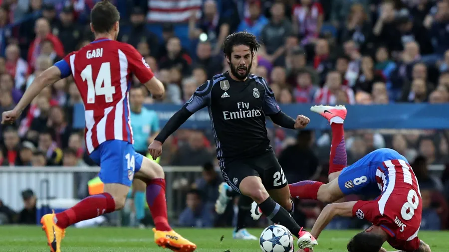 Isco đi bóng kỹ thuật trước Saul và Gabi.