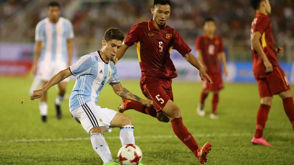 Văn Hậu (phải) cố gắng đá tròn vai nhưng do trái sở trường nên không hiệu quả. Ảnh: Dũng Phương