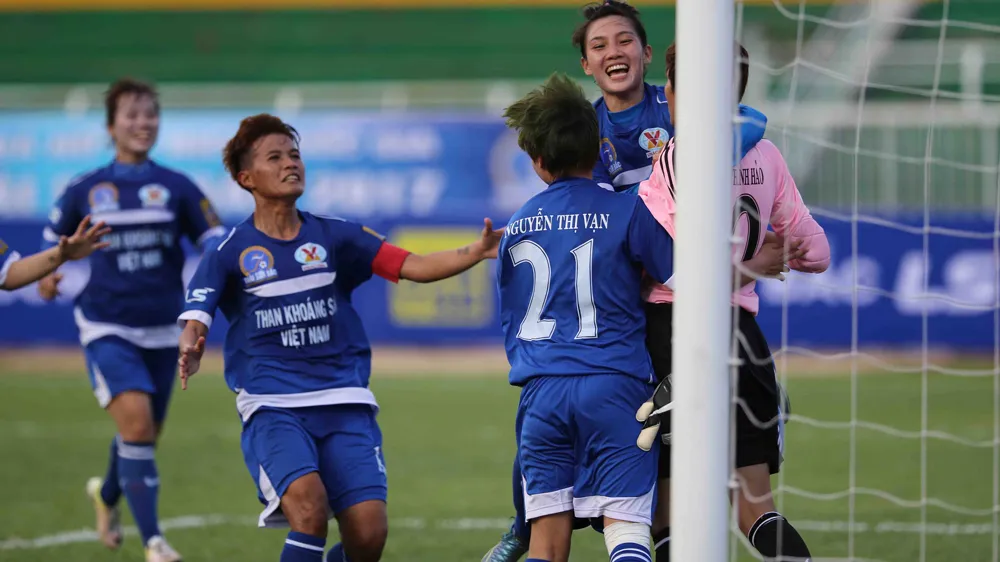 TKS.VN bất ngờ hạ gục ĐKVĐ TPHCM với tỷ số 2-0. Ảnh: Nhật Anh