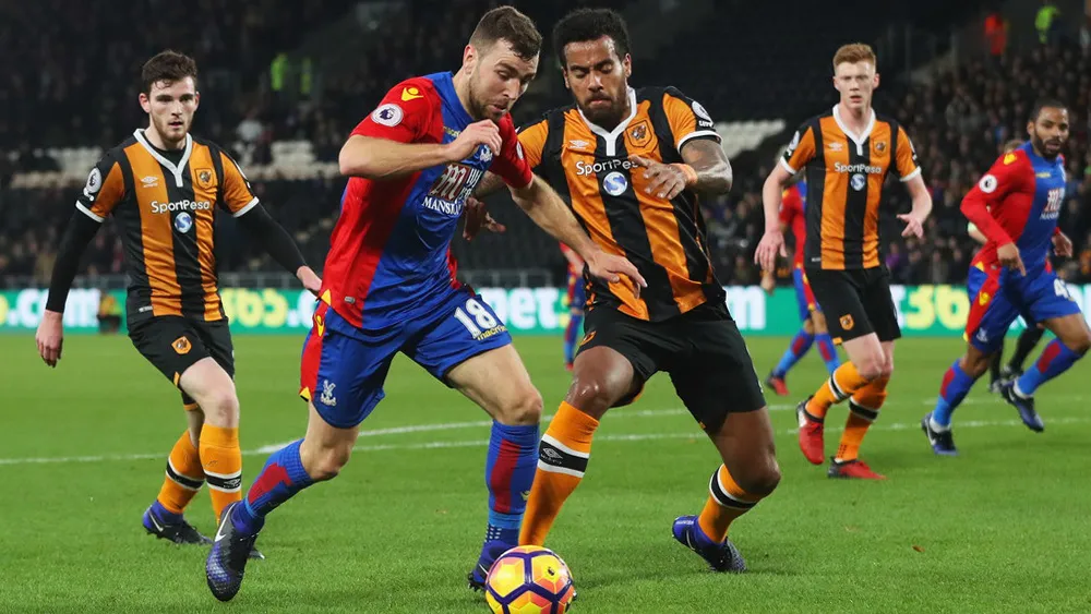 Crystal Palace (trái) cần một kết quả có lợi trước Hull City để trụ hạng.