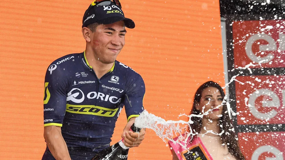 Caleb Ewan mừng chiến thắng trên bục nhận giải thưởng.