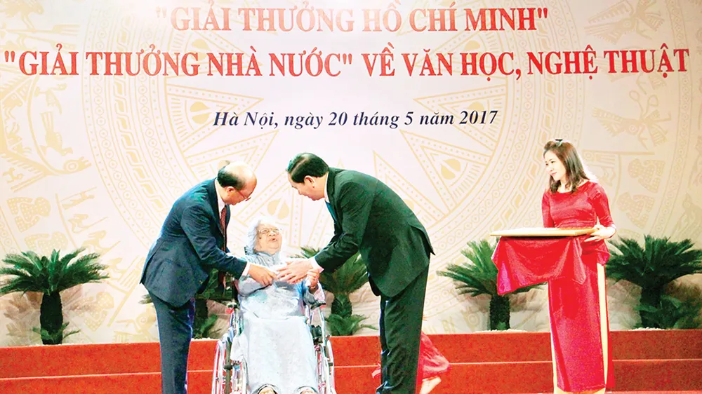 Chủ tịch nước Trần Đại Quang ân cần trao bà Nguyễn Thị San  giải thưởng Hồ Chí Minh cho nhà văn Xuân Thiều