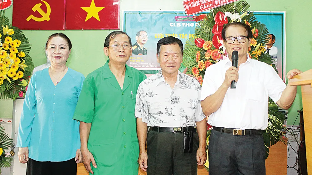 Vợ chồng bác sĩ Phạm Đình Phú - Diệu Mỳ với đồng nghiệp ngày ra mắt cuốn truyện ký Blouse màu lá