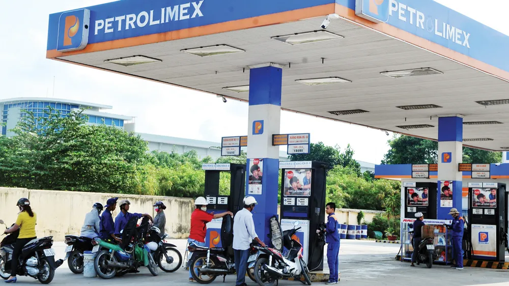 Đổ xăng trên quốc lộ 50, huyện Bình Chánh, TPHCM                                                                           Ảnh: THÀNH TRÍ