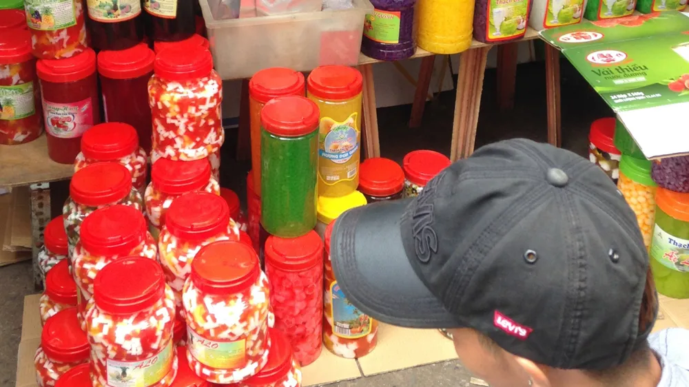 Các loại thạch được bày bán tại chợ Bình Tây là nguyên liệu chính  trong ly “trà sữa nhà làm” 