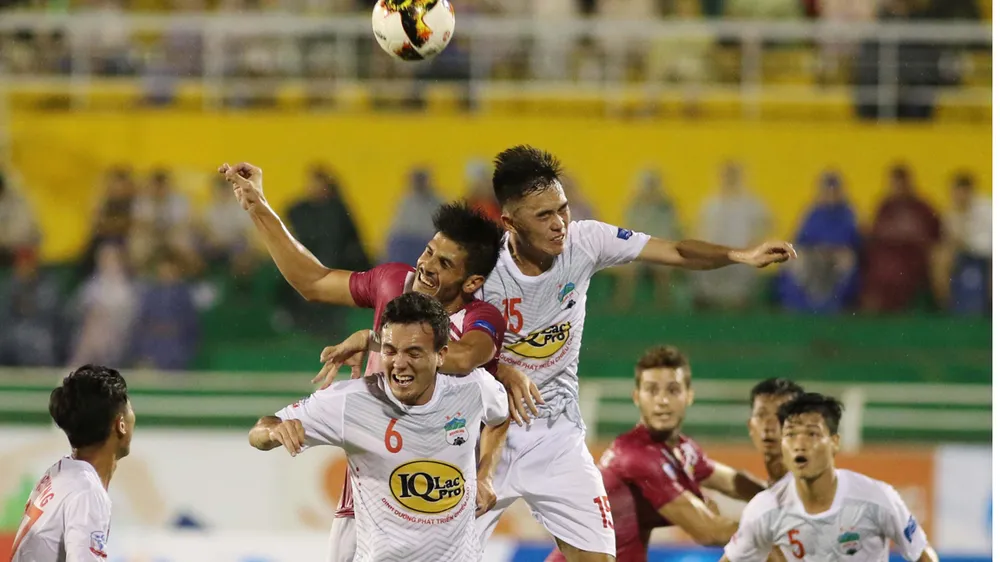 Pha uy hiếp khung thành của Marcelo (giữa) trước hàng phòng thủ HAGL. Ảnh: Dũng Phương