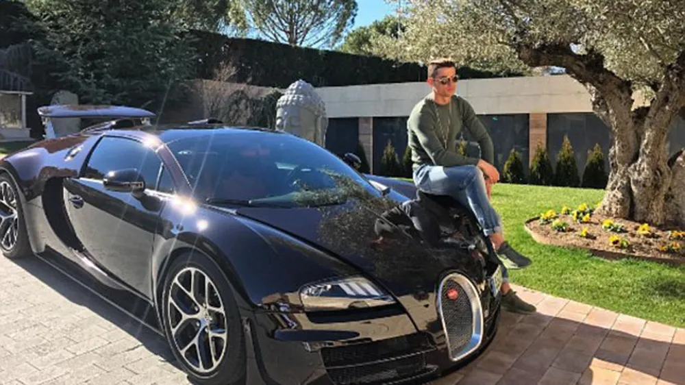 Ronaldo và chiếc Bugatti Veyron của mình. 