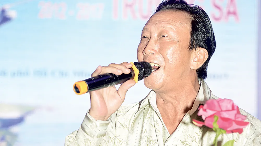 Nhạc sĩ - ca sĩ Thế Hiển hát trong chương trình kỷ niệm 5 năm  Ngày đến với Trường Sa