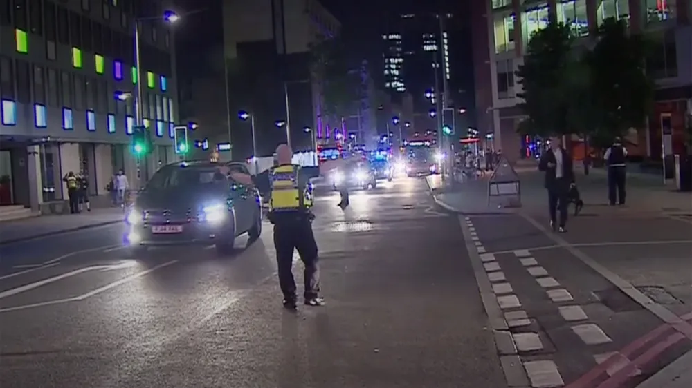  Xe tải lao vào người đi bộ tại London, 20 người thương vong ảnh 2